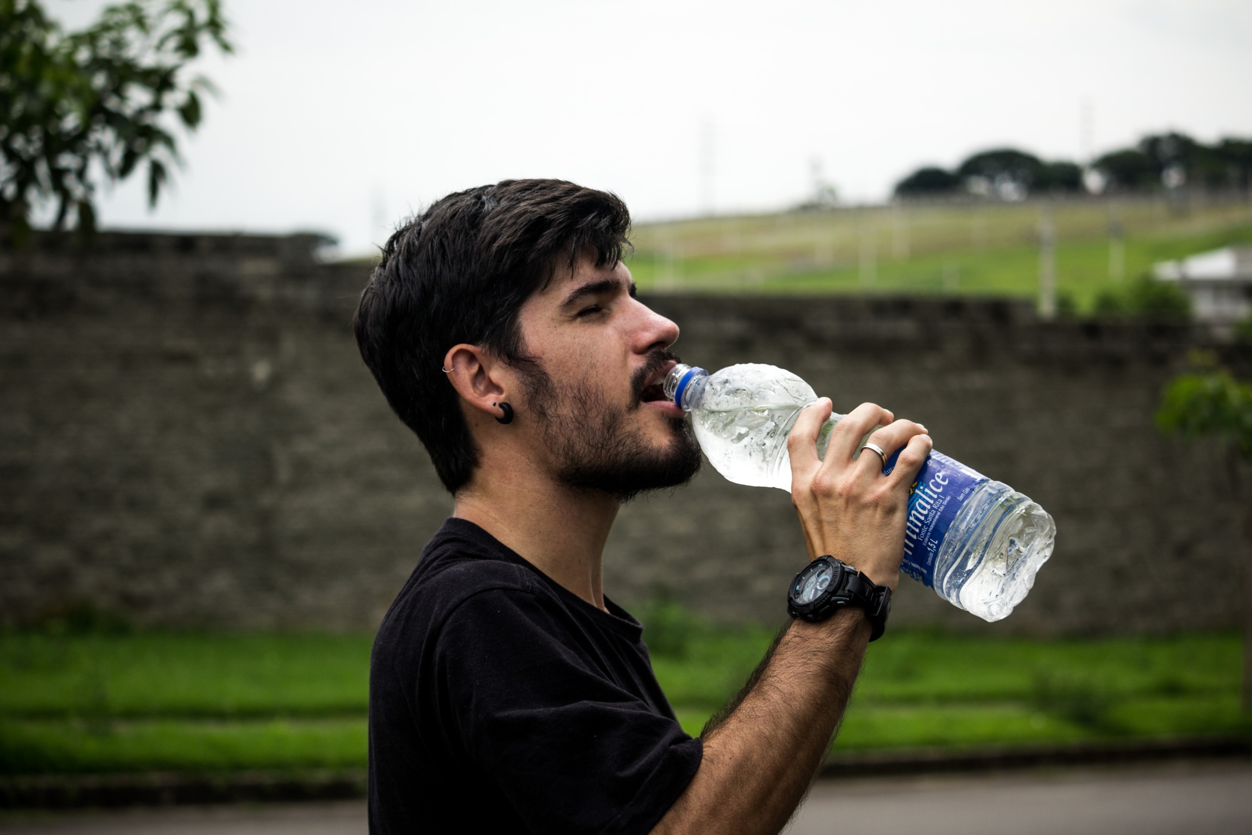 Câtă apă trebuie să bem în timpul antrenamentelor? Dar în timpul zilei?